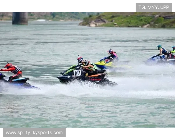 _水上摩托表演赛：速度与水花的极限角逐_，水上摩托车价格是多少