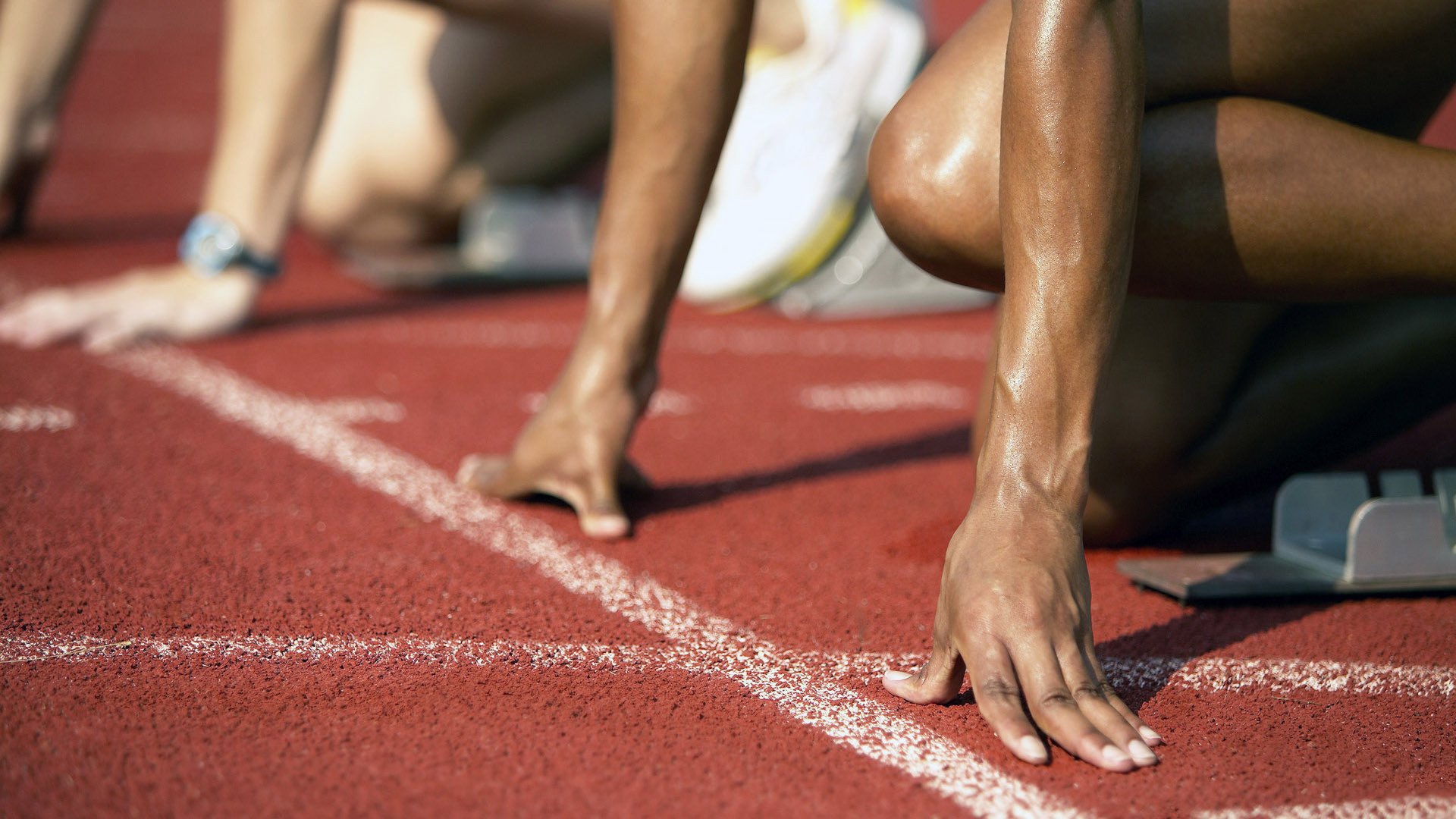 “宽板滑水:东三叉湖赛场掀起水上运动新风潮”